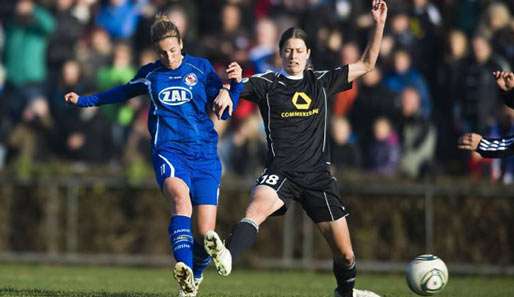 Potsdams Jennifer Cramer (l.) trifft zum 1:0. Kerstin Garefrekes kommt zu spät