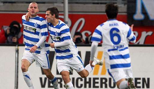 Der MSV Duisburg bejubelt Matchwinner Daniel Brosinski (l.)