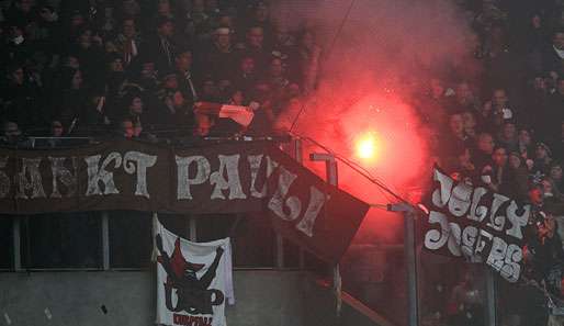 Wegen Fanausschreitungen musste die Partie in Rostock unterbrochen werden
