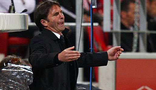 Bruno Labbadia muss gegen Augsburg seine Verteidigung umstellen
