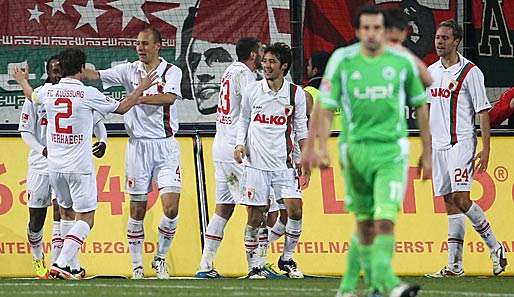Freude pur in Augsburg. Der Aufsteiger gewinnt gegen Wolfsburg sein erstes Heimspiel der Saison