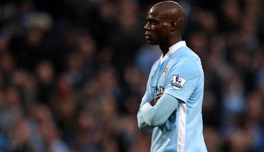 So jubelt Mario Balotelli. Der Italiener spielt mit Manchester City beim FC Liverpool