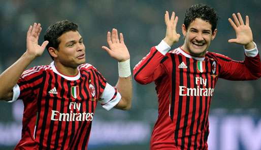 Pato (r.) und Thiago Silva feiern den Erfolg gegen Chievo Verona