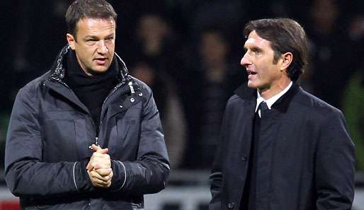Fredi Bobic (l.) diskutierte mit Stuttgart-Trainer Bruno Labbadia die Gründe für die Pleite in Bremen