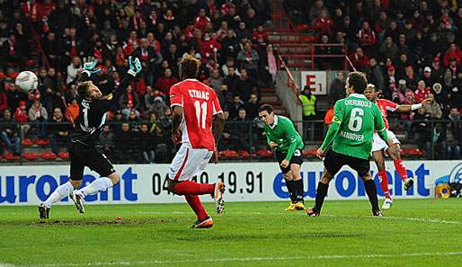 Das 1:0 für Lüttich: Tchite (r.) zieht ab, Zieler im Tor von Hannover hat keine Abwehrchance