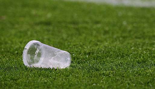 Ein Bierbecher (Abbildung ähnlich) sorgte für einen Spielabbruch bei der Partie St. Pauli - Schalke