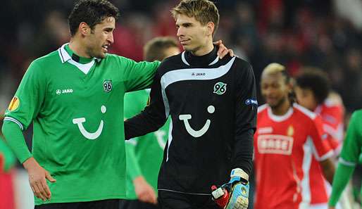 Gut gemacht: Karim Haggui (l.) und Ron-Robert Zieler freuen sich übers Weiterkommen