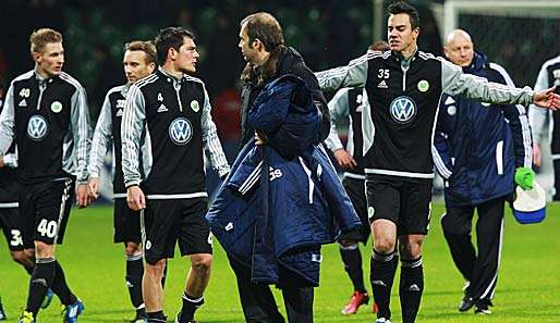 "Was soll man noch machen?" Diego Benaglio (r.) im Austausch mit Marcel Schäfer (3.v.l.)