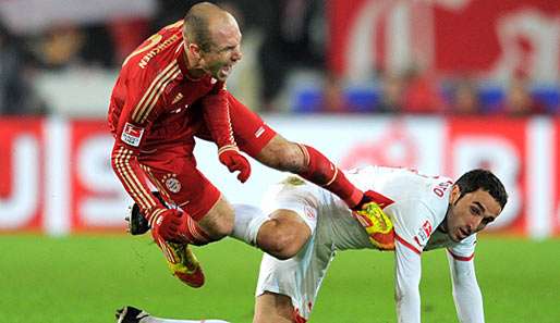 Cristian Molinaro (r.) foult Arjen Robben. Für dieses Vergehen gab es die erste Gelbe Karte