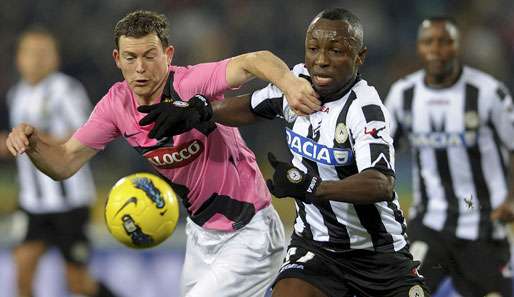 Juves Stephan Lichtsteiner (l.) im Duell mit Kwadwo Asamoah