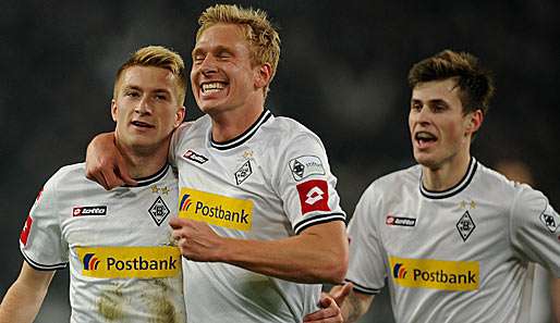 Marco Reus (l.) bejubelt mit Mike Hanke (M.) und Haavard Nordtveit sein Tor zum 1:0