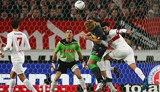 Mike Hanke (M.) setzt sich gegen Tasci (r.) und Kvist (verdeckt) durch und köpft das 0:1