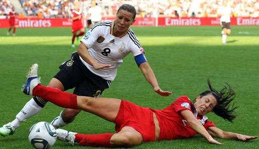 Inka Grings (l.) will im Nationalteam wieder durchstarten 