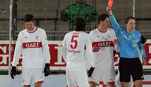 Matthieu Delpierre (l.) flog beim Spiel der Stuttgart-Reserve gegen Jahn Regensburg vom Platz