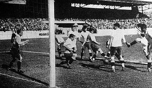 1930: Das erste WM-Finale aller Zeiten gewinnt Gastgeber Uruguay gegen Argentinien (4:2) 