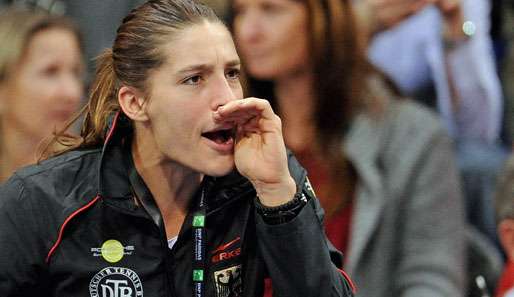Die verletzte Andrea Petkovic lässt es sich derzeit nicht nehmen das Fed-Cup-Team anzufeuern