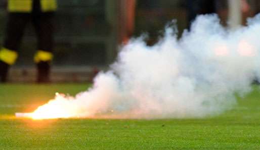Im Dezember flogen beim Franken-Derby gegen den 1.FC Nürnberg Leuchtkugeln auf Spielfeld