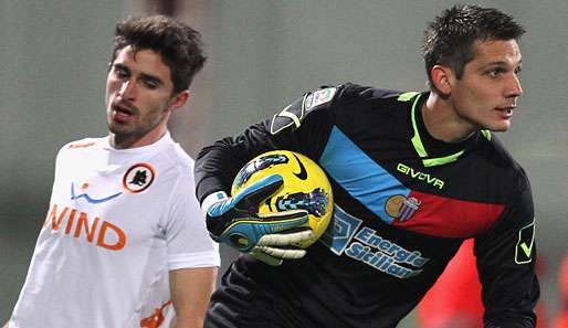 Tomas Kosicky (r.) hielt für Catania den Punkt gegen den AS Rom fest