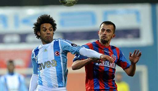 Baroni und Ilhan Parlak kämpfen um den Ball - am Ende hatte Parlaks Karabükspor die Nase vorn 