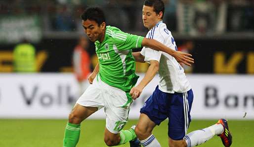Im Hinspiel setzten sich die Wölfe mit Hasebe (l.) gegen die Schalker um Draxler (r.) mit 2:1 durch