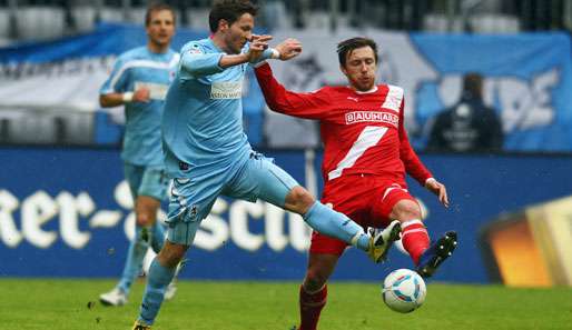 Benjamin Lauth (l.), im Duell mit Adam Bodzek, erzielte bislang acht Saisontore für die Löwen