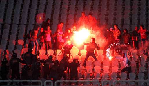 Ägyptische Fans zünden Pyros beim Spiel von Al-Ahly Club gegen Al-Masry Club in Port Said 