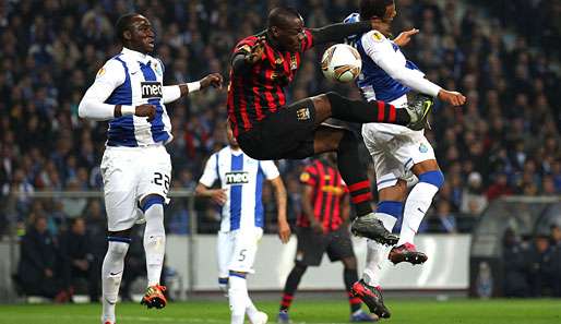 Unter anderem Mario Balotelli (M.) soll in Porto von Fans rassistisch beleidigt worden sein