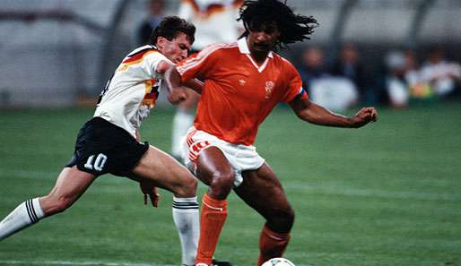 Lieferte sich mit der deutschen Nationalmannschaft große Duelle - Ruud Gullit (r.)