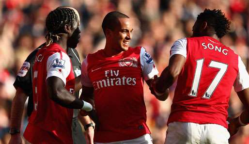 Der Doppeltorschütze Theo Walcott (m.) lässt sich feiern