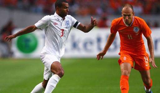 Arjen Robben (r.) und Ashley Cole (l.) trafen sich zuletzt 2009 bei einem Freundschaftsspiel