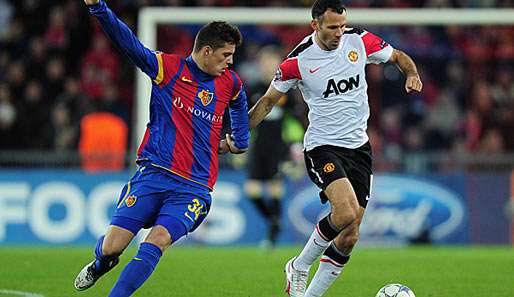 Basel Granit Xhaka (l.) - hier im Duell mit Manchesters Ryan Giggs - ist in der Bundesliga heiß begehrt