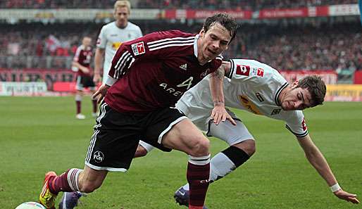 Nicht nur Markus Feulner (l.) und Roman Neustädter leisteten sich harte Zweikämpfe in Nürnberg