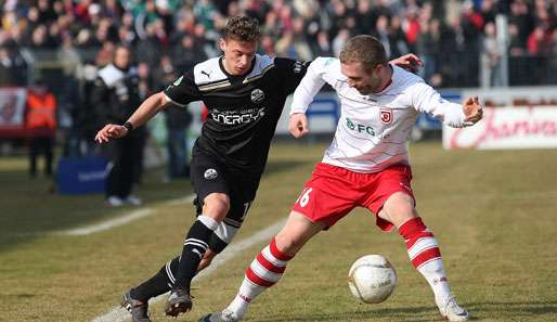 Im Spitzenspiel kam der SV Sandhausen um Julian Schauerte (l.) nicht über ein 1:1 hinaus