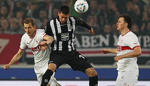 Kaiserslauterns Sandro Wagner (M.) sah gegen Stuttgarts Niedermeier (l.) kein Land