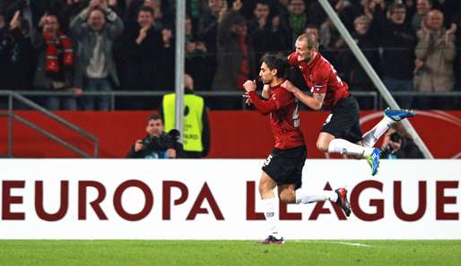 Mohamed Abdellaoue (l.) brachte Hannover früh mit 1:0 in Führung