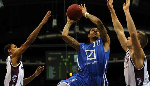 Jermareo Davidson (M.) spielt seit 2011 für die Skyliners. Er war schon in der NBA aktiv