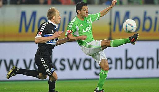 Hamburgs David Jarolim (l.) im Zweikampf mit Wolfsburgs Josue
