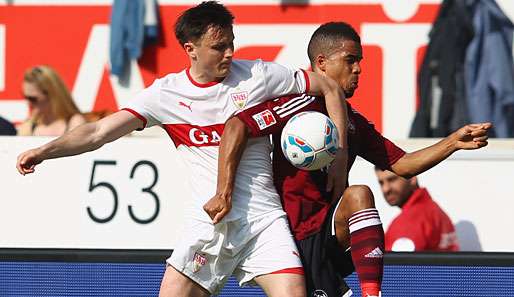 Der Leihspieler des VfB Stuttgart, Daniel Didavi (r.) im Zweikampf mit William Kvist