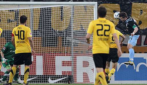 Birne dran und drin: Benjamin Lauth (r.) köpfte 1860 München zum Sieg in Dresden