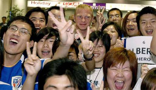 Jörg Albertz wird bei seiner Rückkehr nach Shanghai von den Fans gefeiert