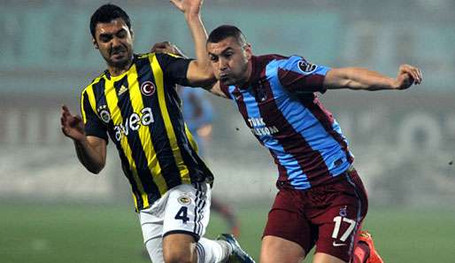 Fenerbahces Bekir Irtegün (l.) im Zweikampf mit dem Torschützen Burak Yilmaz