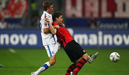 Voller Körpereinsatz für die Eintracht: Pirmin Schwegler (r.)