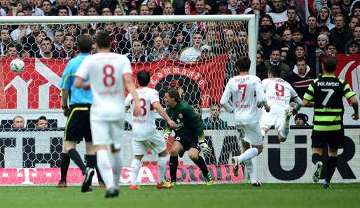 Per Flugkopfball ins Glück: Stuttgarts Vedad Ibisevic (2.v.r.) netzt zum zwischenzeitlichen 3:1 ein