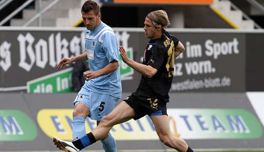 1860-Spieler Guillermo Vallori (l.) und Paderborns Sören Brandy kämpfen um den Ball 