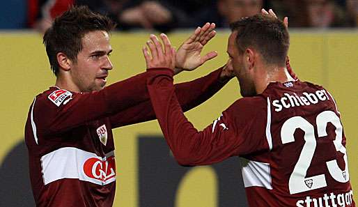 Julian Schieber (r.) feiert mit dem Torschützen zum Stuttgarter 2:1-Treffer Martin Harnik