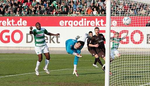 Der Ball schlägt unhaltbar für Philipp Tschauner im Kasten ein. Links jubelt der Fürther Olivier Occean