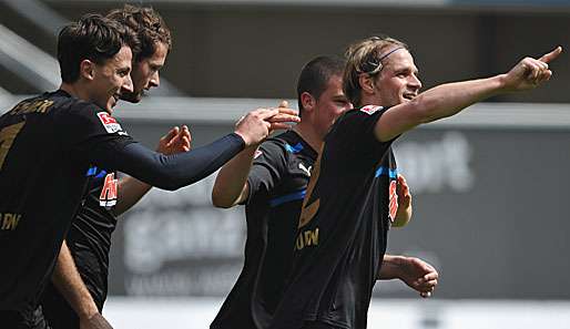 Der Paderborner Doppeltorschütze Sören Brandy (r.) feiert mit den Kollegen das 3:1