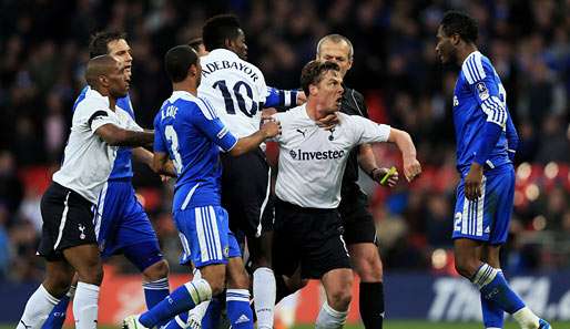 Die Nerven liegen blank: Scott Parker und John Obi Mikel geraten in der Nachspielzeit aneinander