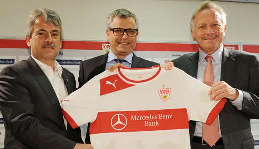Das neue Trikot: VfB-Präsident Mäuser, Mercedes-Benz-Bank-Chef Franz Reiner und Dr. Joachim Schmidt, Leiter Mercedes-Benz Cars Vertrieb und Marketing (v.l.)