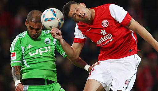 Augen zu und durch: Wolfsburg Dejagah (l.) und der Mainzer Szalai im Luftkampf